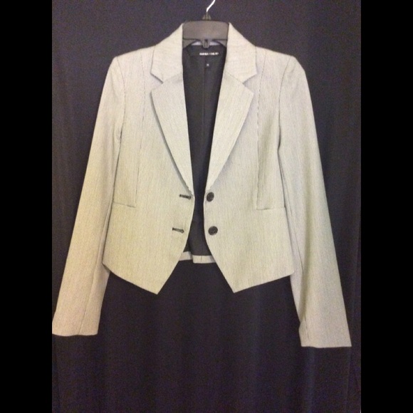 Amanda & Chelsea Cropped Blazer - Picture 3 of 4